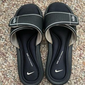 NIKE WOMENS VELCRO SLIDES SIZE 8